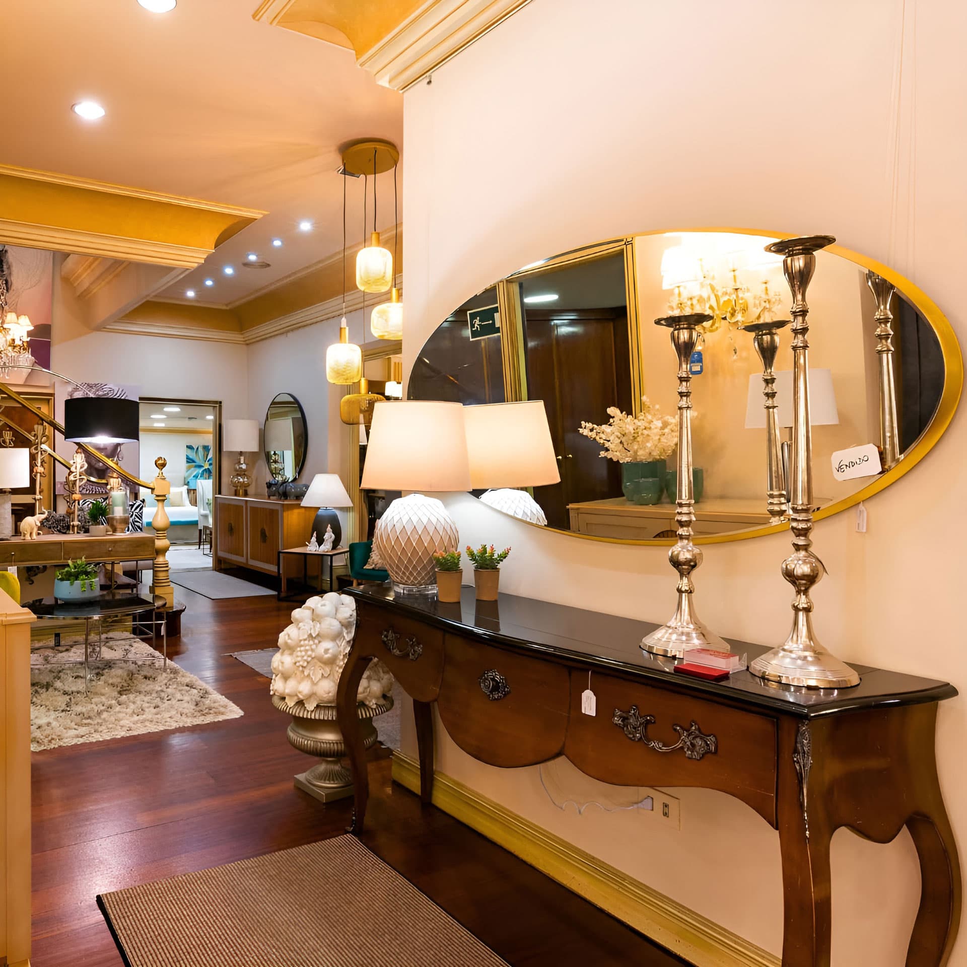 Equipo de Muebles Cordal en su tienda de muebles e interiorismo de Pontevedra